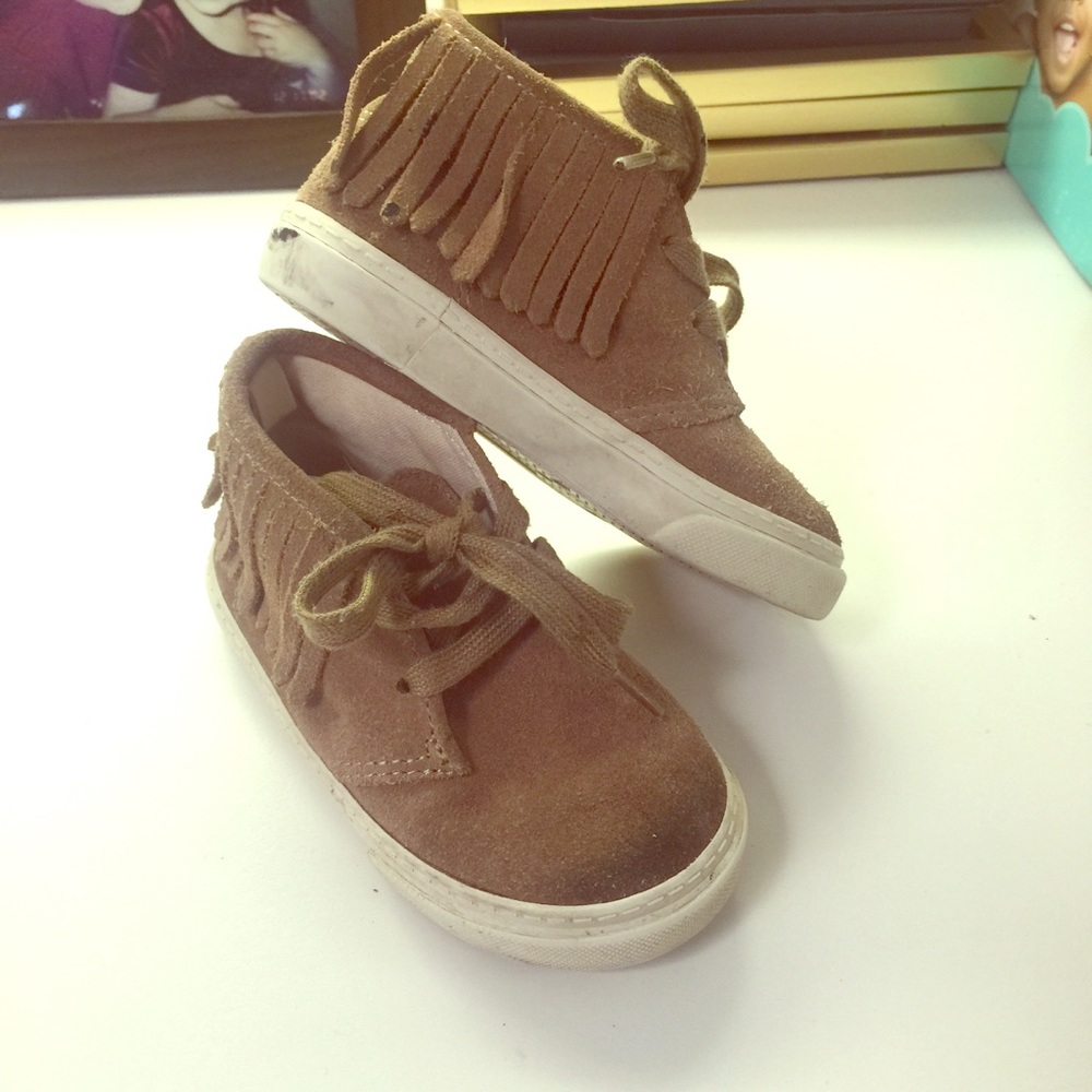 Gap kids tan suede fringe sneakers size 7